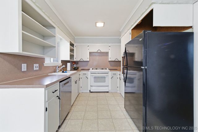 137 E 11th Avenue, Bristow, OK 74010