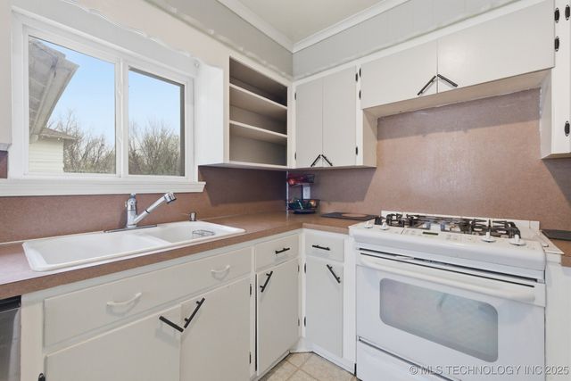 137 E 11th Avenue, Bristow, OK 74010