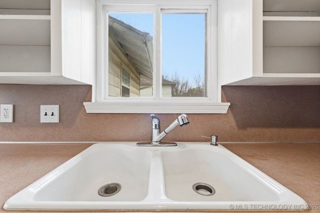 137 E 11th Avenue, Bristow, OK 74010