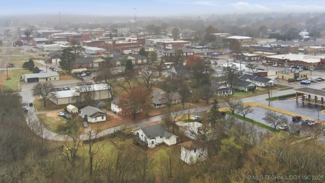 137 E 11th Avenue, Bristow, OK 74010