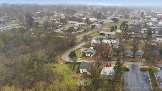 137 E 11th Avenue, Bristow, OK 74010