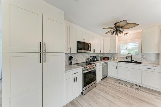 16 OAKLAND HILLS PLACE, Rotonda West, FL 33947