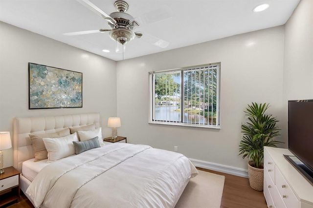 32 Wimbledon Lake 221, Plantation, FL 33324