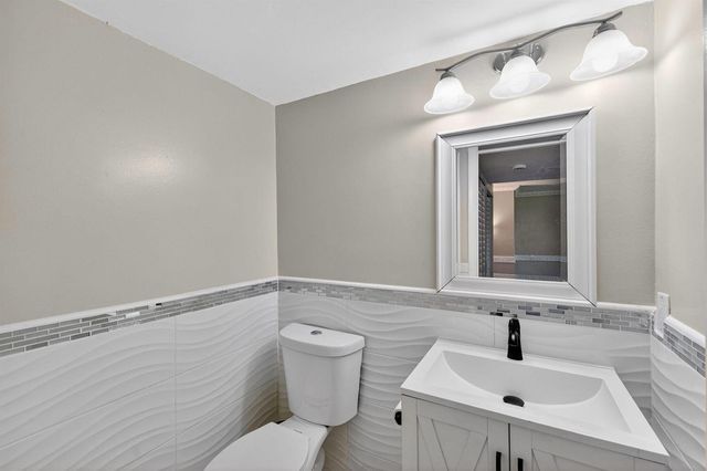 32 Wimbledon Lake 221, Plantation, FL 33324