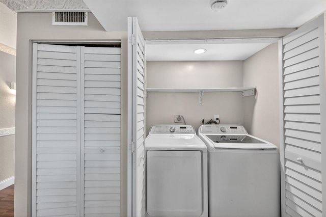 32 Wimbledon Lake 221, Plantation, FL 33324