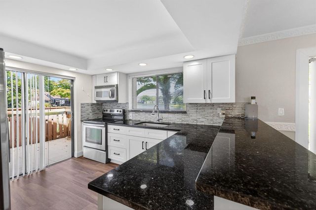 32 Wimbledon Lake 221, Plantation, FL 33324