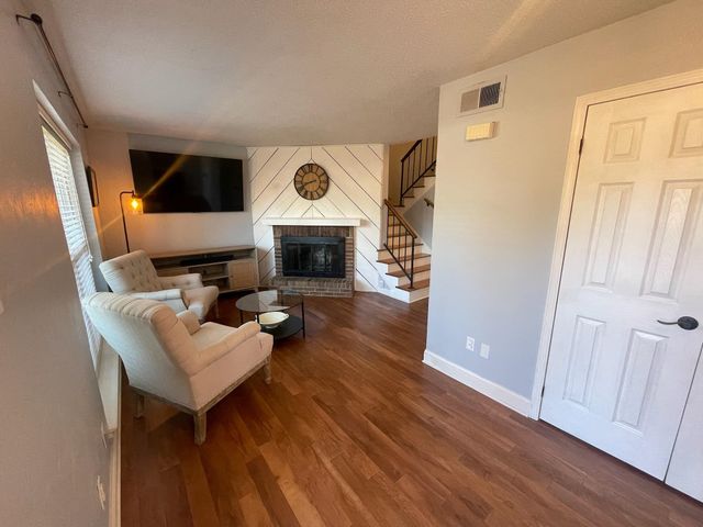 1721 HOBBITS GLEN DR, Germantown, TN 38138