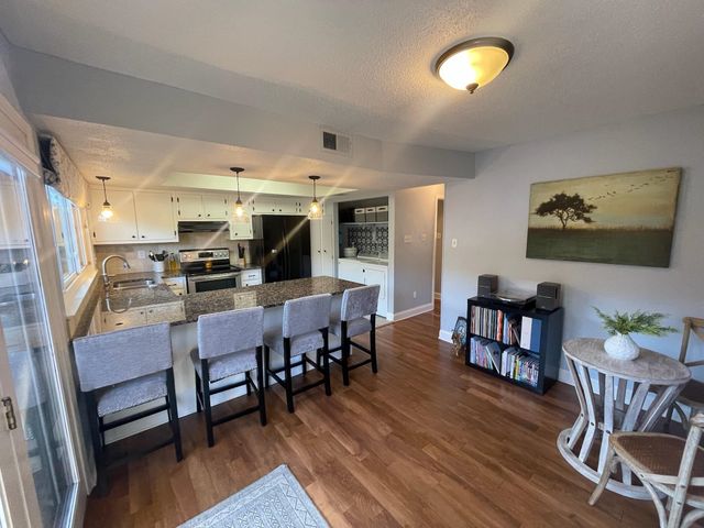 1721 HOBBITS GLEN DR, Germantown, TN 38138