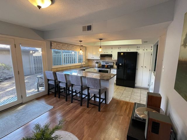 1721 HOBBITS GLEN DR, Germantown, TN 38138