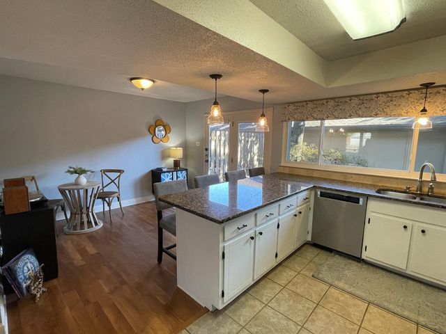 1721 HOBBITS GLEN DR, Germantown, TN 38138