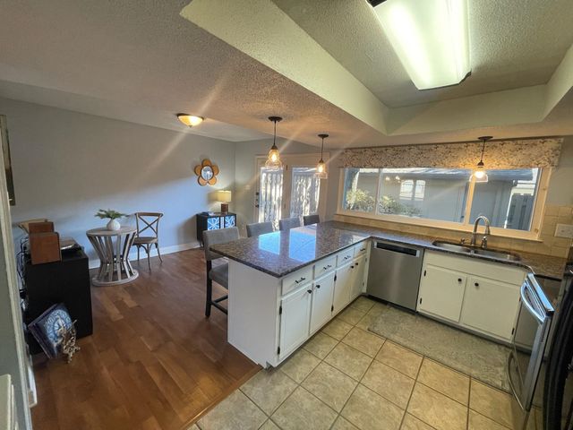 1721 HOBBITS GLEN DR, Germantown, TN 38138