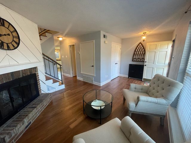 1721 HOBBITS GLEN DR, Germantown, TN 38138