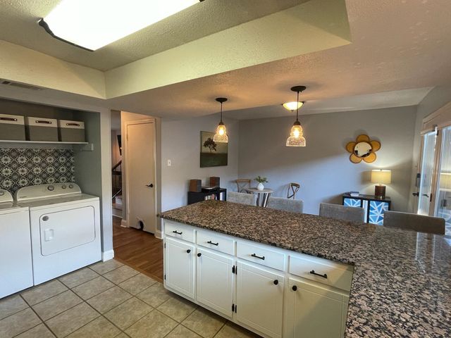 1721 HOBBITS GLEN DR, Germantown, TN 38138