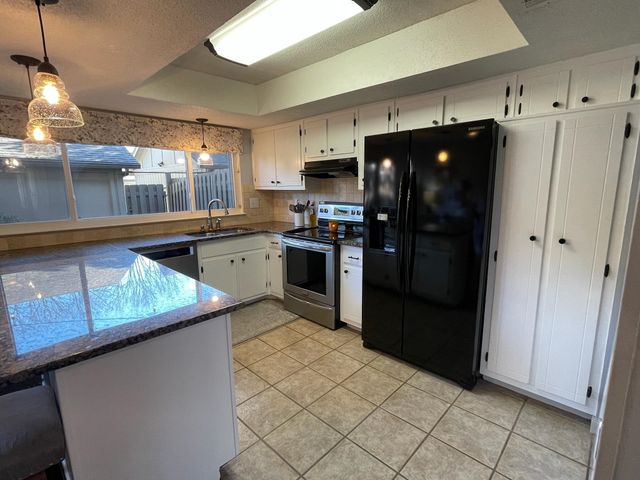 1721 HOBBITS GLEN DR, Germantown, TN 38138