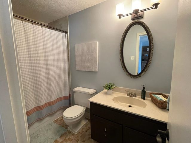 1721 HOBBITS GLEN DR, Germantown, TN 38138