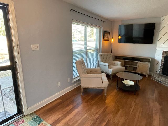 1721 HOBBITS GLEN DR, Germantown, TN 38138