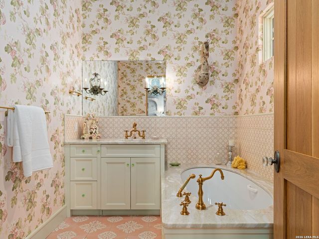77 Last Trl, Fredericksburg, TX 78624