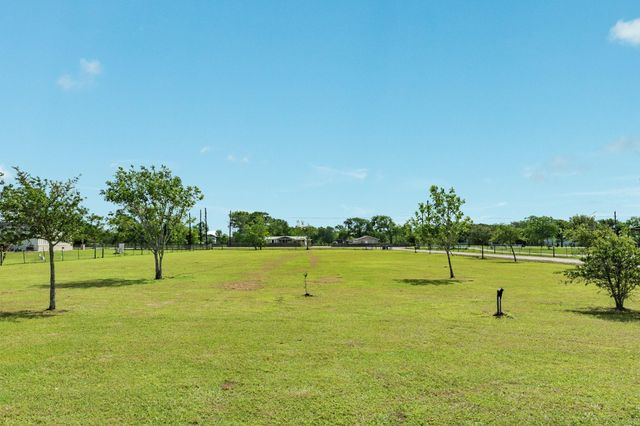 2180 County Road 212, Angleton, TX 77515