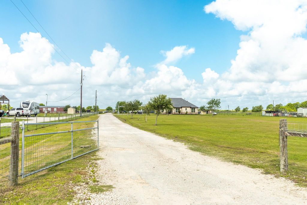 2180 County Road 212, Angleton, TX 77515