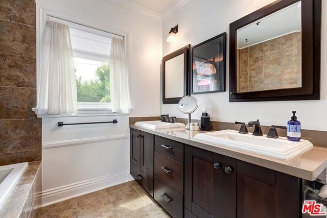 829 S Mullen Avenue, Los Angeles, CA 90005