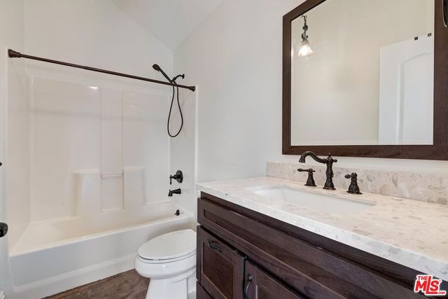 829 S Mullen Avenue, Los Angeles, CA 90005