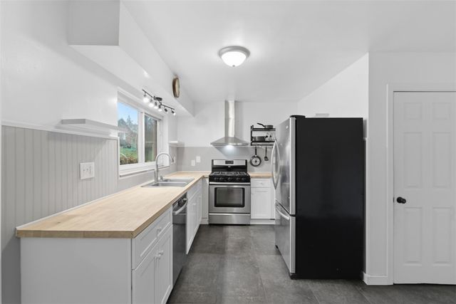 116 Warren Dr, New Kensington, PA 15068