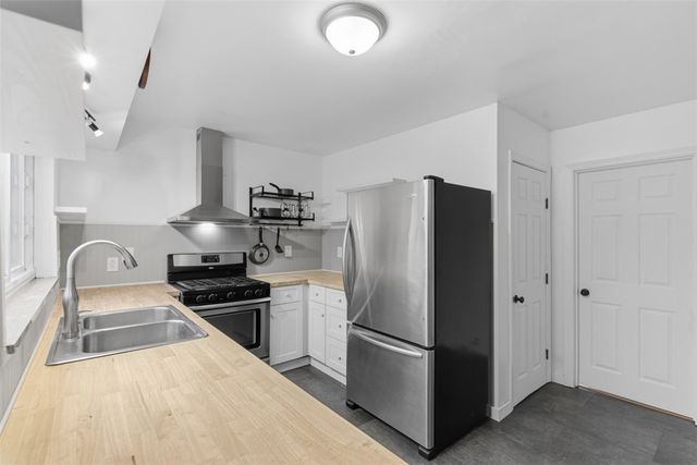 116 Warren Dr, New Kensington, PA 15068