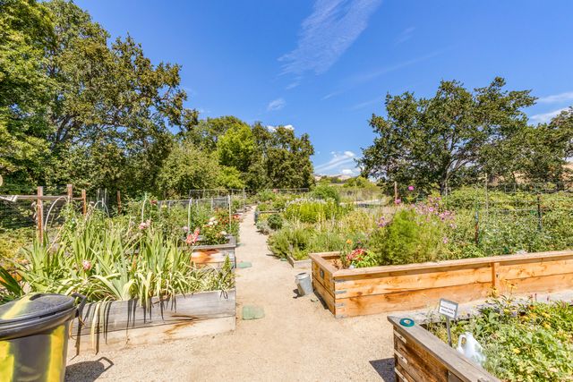 597 Mariposa Court, Ashland, OR 97520