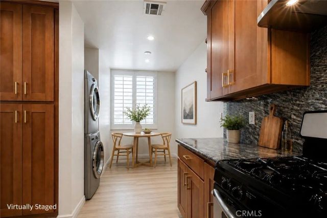 10470 Riverside 102, Toluca Lake, CA 91602