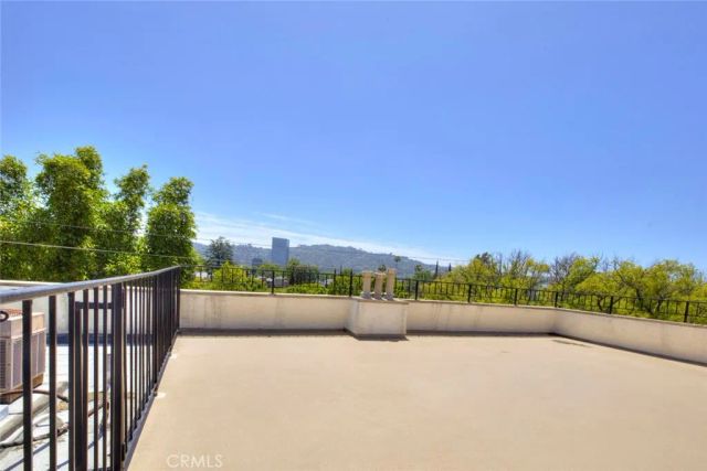 10470 Riverside 102, Toluca Lake, CA 91602