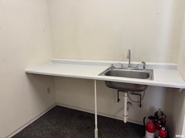 611 15TH Avenue, East Moline, IL 61244