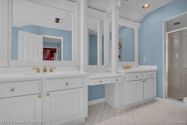 5554 Pine Brooke Court, Bloomfield Hills, MI 48304