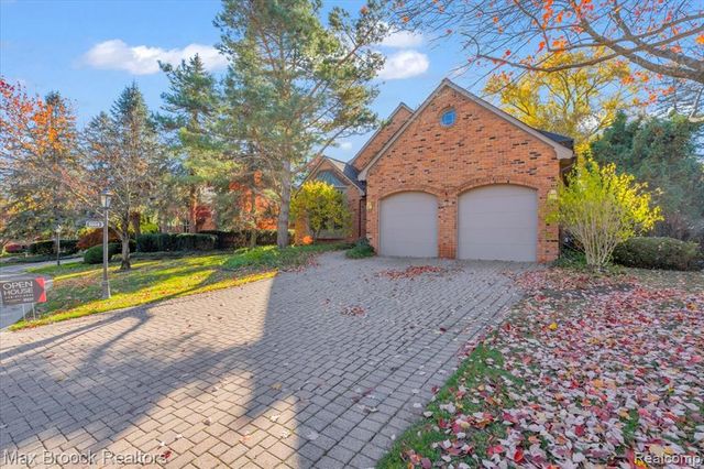 5554 Pine Brooke Court, Bloomfield Hills, MI 48304