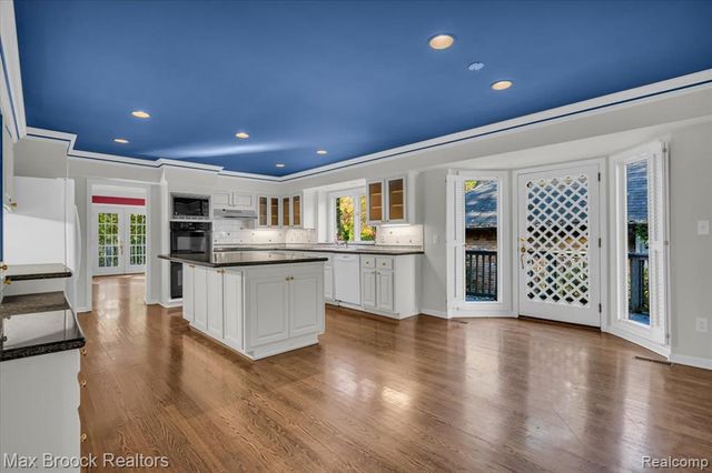 5554 Pine Brooke Court, Bloomfield Hills, MI 48304