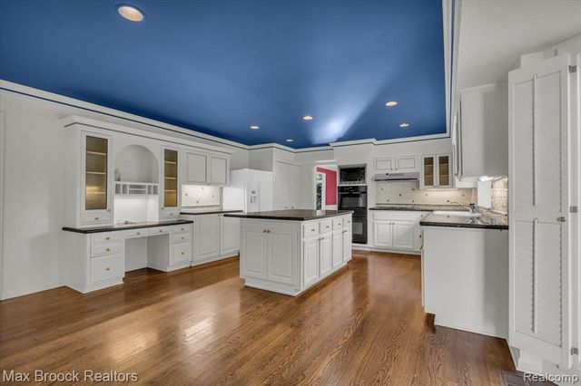 5554 Pine Brooke Court, Bloomfield Hills, MI 48304