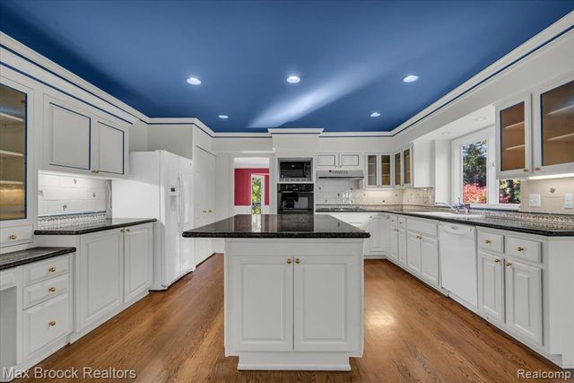 5554 Pine Brooke Court, Bloomfield Hills, MI 48304