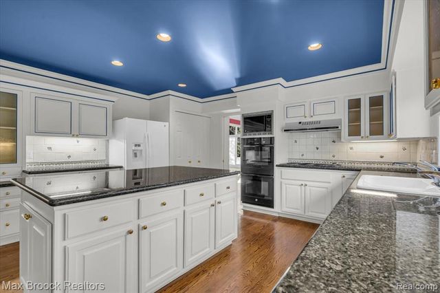 5554 Pine Brooke Court, Bloomfield Hills, MI 48304