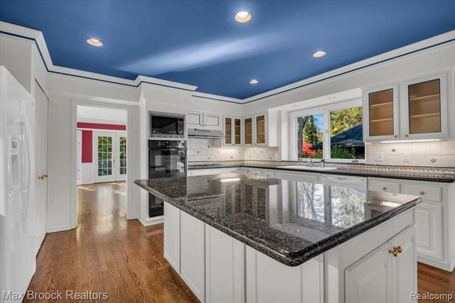 5554 Pine Brooke Court, Bloomfield Hills, MI 48304