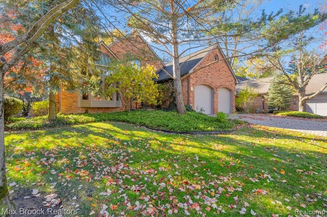 5554 Pine Brooke Court, Bloomfield Hills, MI 48304