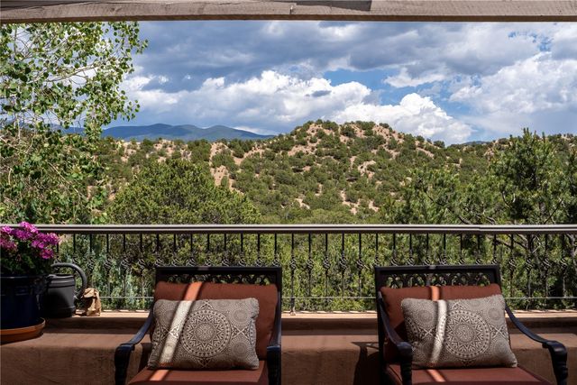 39 Yana Drive, Santa Fe, NM 87506
