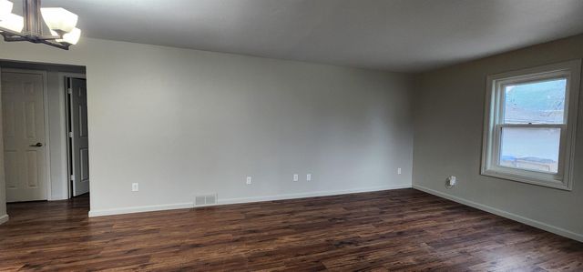 922 University Ave, Minot, ND 58703