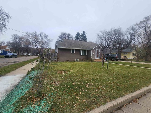 922 University Ave, Minot, ND 58703