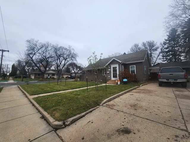 922 University Ave, Minot, ND 58703