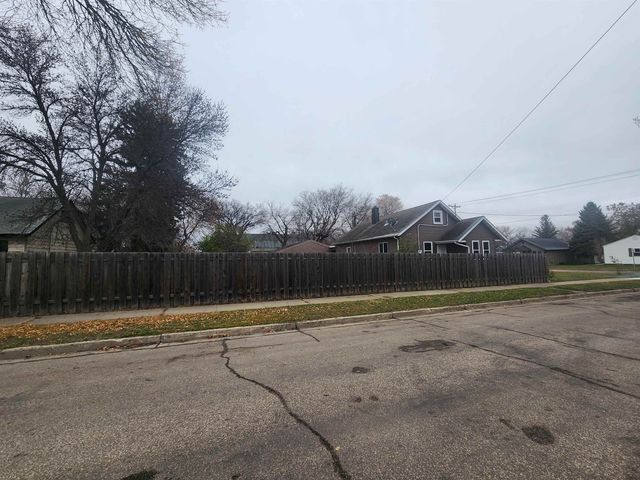 922 University Ave, Minot, ND 58703