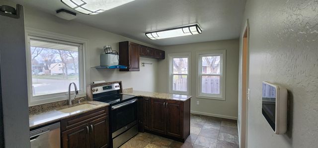 922 University Ave, Minot, ND 58703