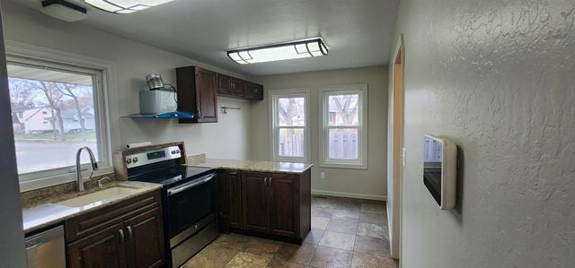 922 University Ave, Minot, ND 58703