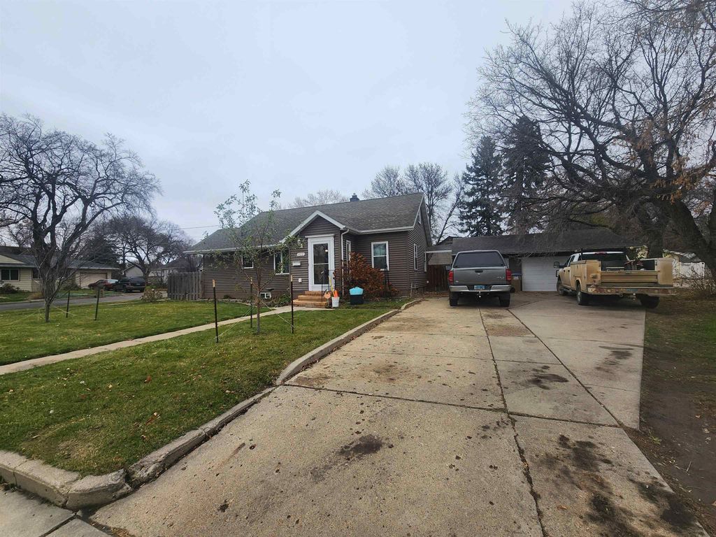 922 University Ave, Minot, ND 58703