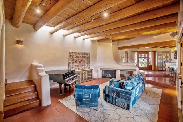 1564 Cerro Gordo Road, Santa Fe, NM 87501