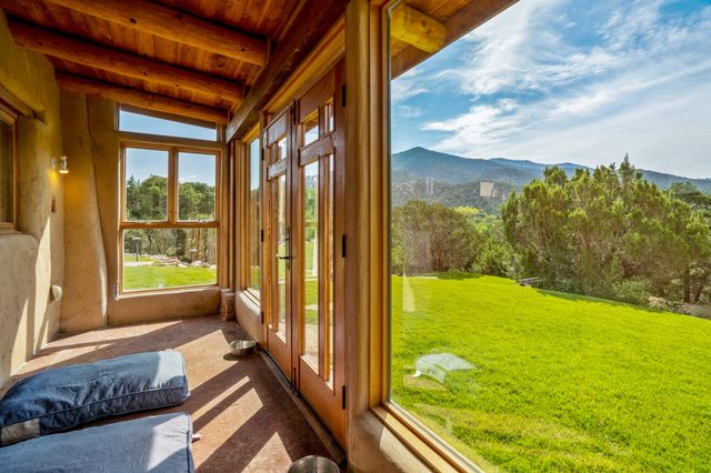 1564 Cerro Gordo Road, Santa Fe, NM 87501