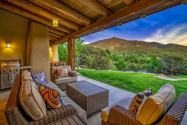 1564 Cerro Gordo Road, Santa Fe, NM 87501